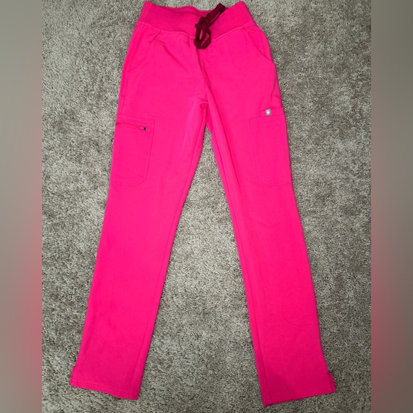 FIGS Women’s XS Scrub Set in SHOCKING PINK - Picture 5 of 6